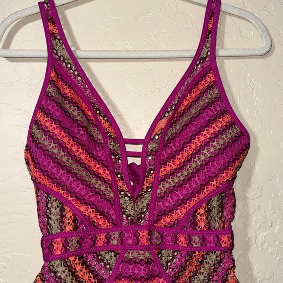 Becca Swim Becca pink Driftwoold Crochet One-Piece Womens Swimsuit size medium - Picture 4 of 8